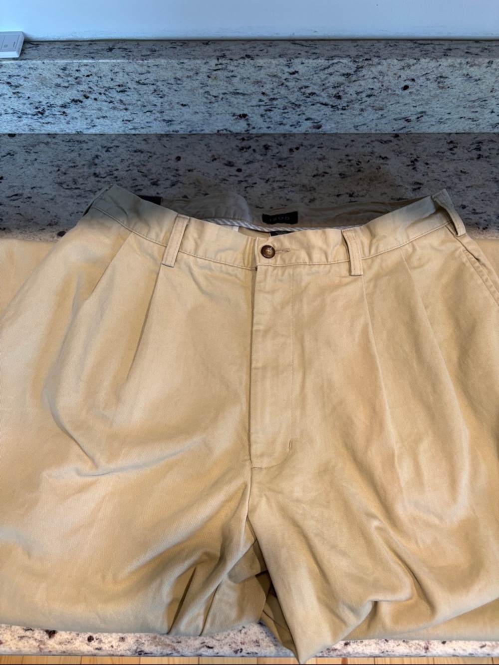 Izod Men’s Khaki Pleated Slacks with Cuffed Hem -Light Tan **Read** 32x32 NWT